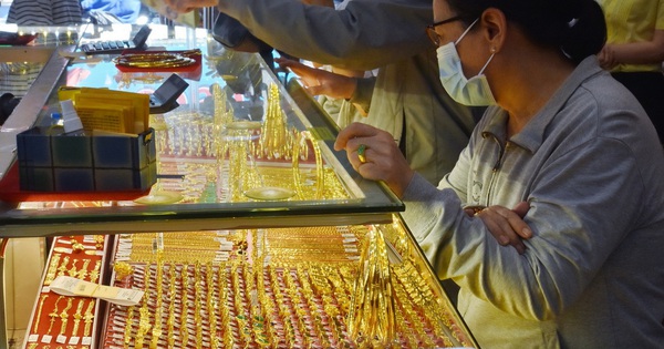 Giá vàng hôm nay 13-3: Vàng thế giới giảm sâu 112 USD