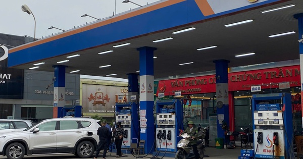 Cảnh tượng khác lạ tại cây xăng khi giá giảm sâu