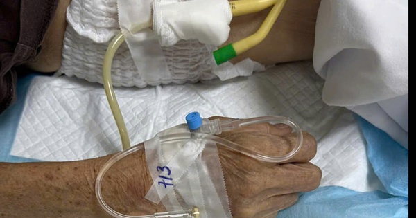 Cụ ông nhiều ngày bí tiểu, nước tiểu trắng đục như sữa