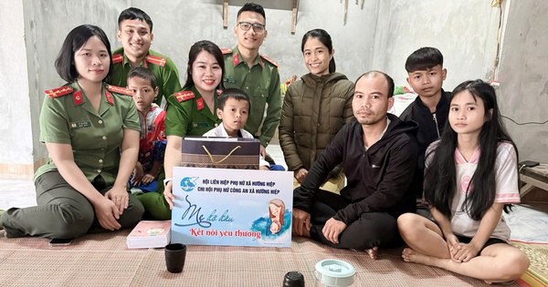 Các nữ chiến sĩ công an nhận đỡ đầu con của người mẹ trẻ tử vong do lũ cuốn.