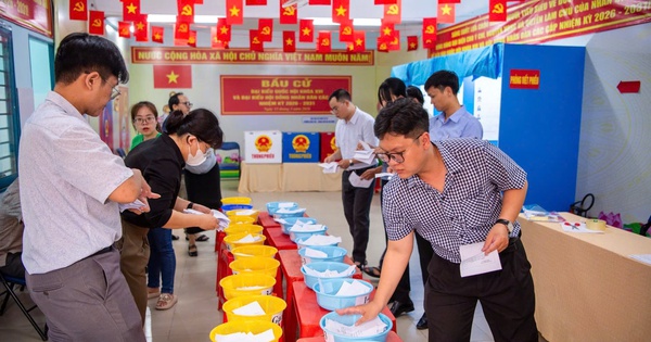 Bình Phú rực sắc cờ đỏ trước ngày hội bầu cử 15-3