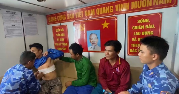 Tàu cá bốc cháy trên vùng biển Tây Nam