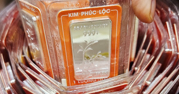 Giá bạc hôm nay 13-3: Rớt mạnh hơn vàng, bạc Phú Quý chỉ còn hơn 3 triệu đồng/lượng