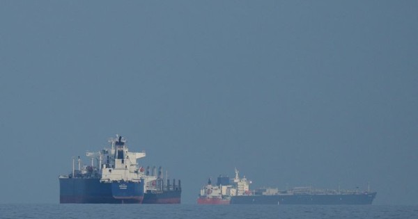 Mỹ có động thái lạ với dầu của Nga