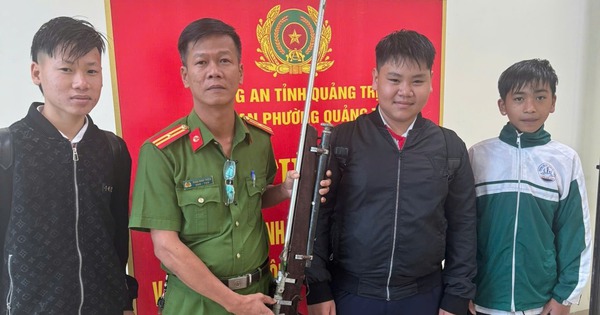 Nhặt được "vật lạ" tại đoạn đường vắng, nhóm nam sinh lập tức giao nộp