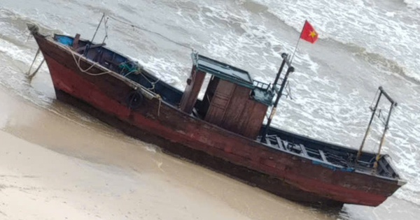 Tàu gỗ dài 15m, không người dạt vào bờ biển Quảng Trị
