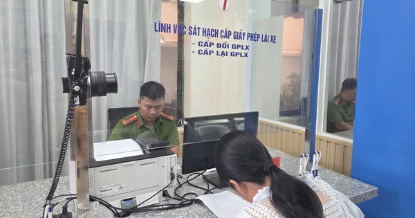 TPHCM sẽ không dùng tiền mặt trong thu phí sát hạch, cấp giấy phép lái xe