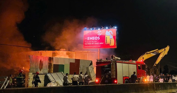 Hàng chục chiến sĩ cảnh sát khống chế đám cháy bãi phế liệu sát Quốc lộ 1