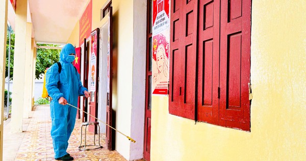 Phun khử khuẩn khu vực bỏ phiếu bầu cử ở xã biên giới Thanh Hóa