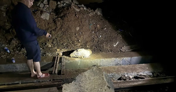 Đá lại rơi, đường sắt qua đèo Hải Vân tạm ách tắc