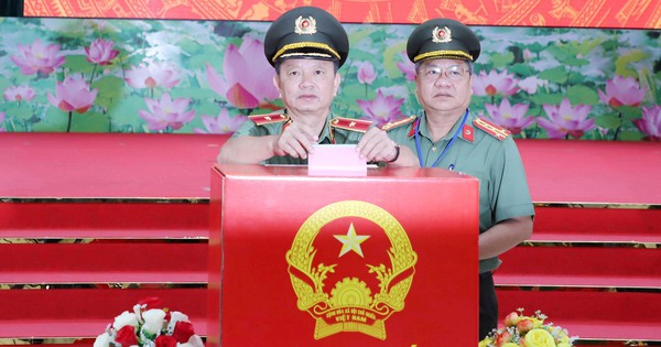 Hơn 2.000 cử tri thuộc lực lượng Công an TP Cần Thơ đi bầu cử sớm