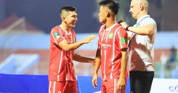 Giải Hạng nhất 2025-2026: Văn Khoa tái hiện "siêu phẩm" bàn thắng từ giữa sân của Wayne Rooney