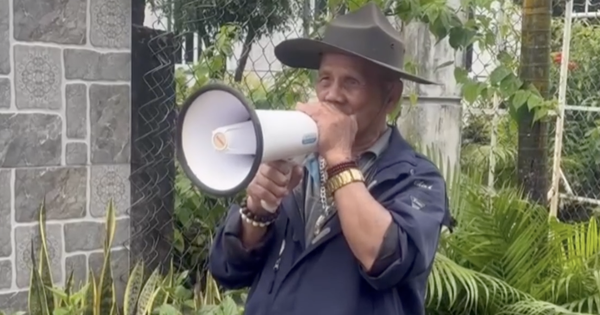 Xúc động hình ảnh cụ ông cầm loa nhắc nhở người dân đi bầu cử