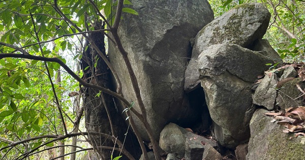 Khối đá nặng hàng tấn nằm cheo leo trên đèo Bảo Lộc
