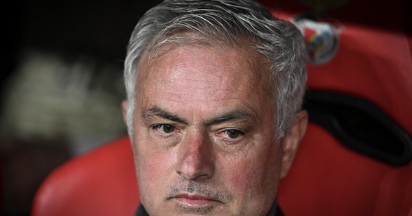 HLV Mourinho bị cấm chỉ đạo 2 trận sau sự cố ở đại chiến Benfica