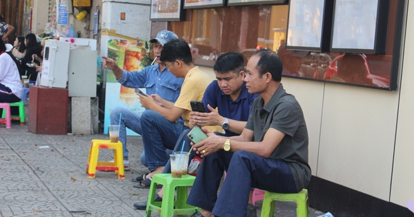 Cà phê vỉa hè - “phòng khách” của nhiều người ở TPHCM