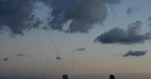 Iran ồ ạt nã tên lửa đạn đạo “siêu hạng nặng”, Mỹ và Israel hứng tổn thất