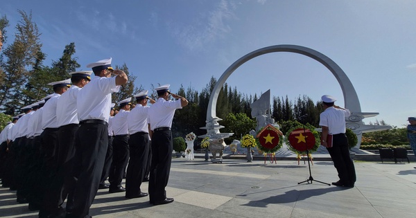 Hàng ngàn người dâng hương, hoa lên anh linh chiến sĩ Gạc Ma
