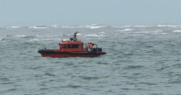 Sóng lớn đánh chìm thuyền ở cửa Gianh, một ngư dân mất tích