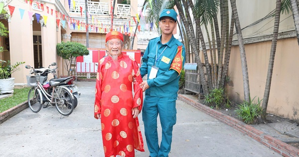 Xúc động nhà nghiên cứu Nguyễn Đình Tư 106 tuổi trong áo dài đỏ đi bầu cử