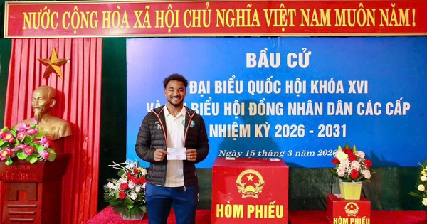 Cầu thủ Nguyễn Xuân Son lần đầu đi bầu cử