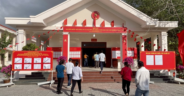 Cử tri Đặc khu Côn Đảo nô nức trong ngày hội bầu cử