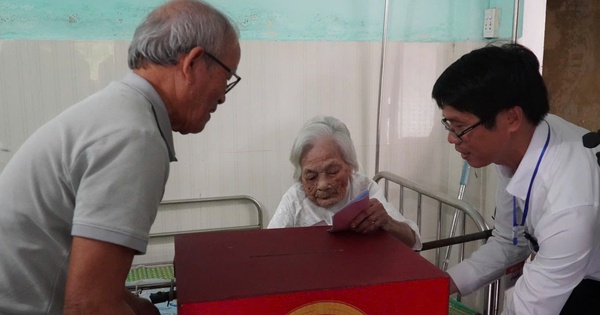 Cụ bà 116 tuổi ở Đà Nẵng tự tay bỏ phiếu bầu cử tại nhà
