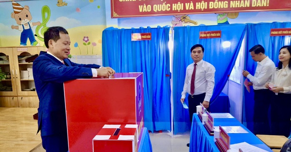 Hình ảnh Bí thư Tỉnh ủy Đồng Nai Vũ Hồng Văn dự khai mạc và bỏ phiếu bầu cử tại phường Trấn Biên