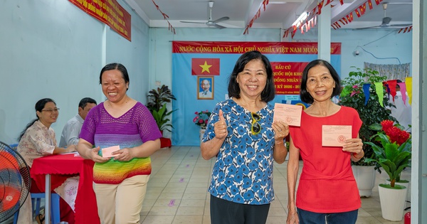 Cuộc thi ảnh "Thiêng liêng cờ Tổ quốc": TPHCM rộn ràng ngày hội non sông