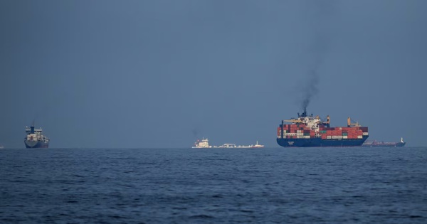 Ông Donald Trump tuyên bố bất ngờ về eo biển Hormuz