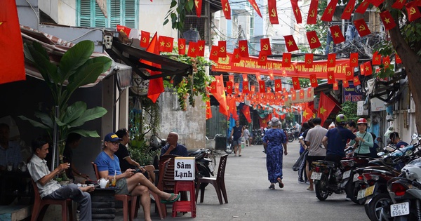 Sáng tinh mơ, hương cà phê lan tỏa khắp góc phố