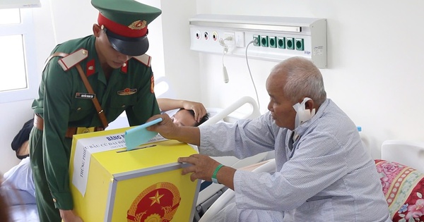 Thùng phiếu đến phòng bệnh, bệnh nhân xúc động thực hiện quyền công dân