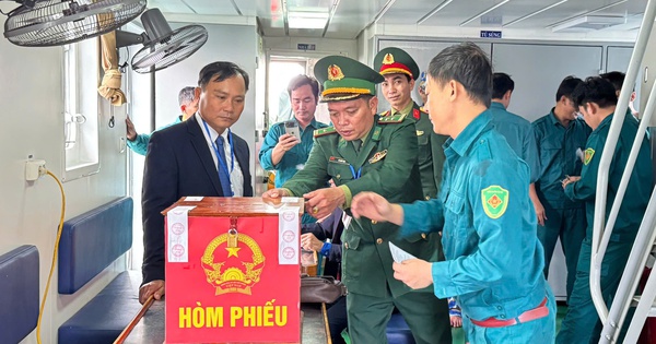 CLIP: Vượt sóng lớn, đưa hòm phiếu đến với cử tri vãng lai làm nhiệm vụ trên biển