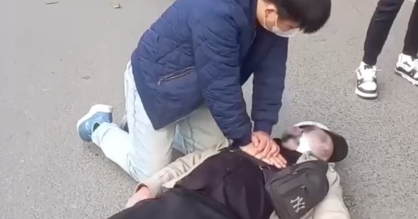 Bác sĩ ép tim cứu sống thanh niên ngừng tuần hoàn trên phố