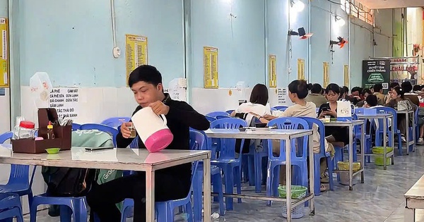 Trà đá miễn phí và cái tình của người dân TPHCM