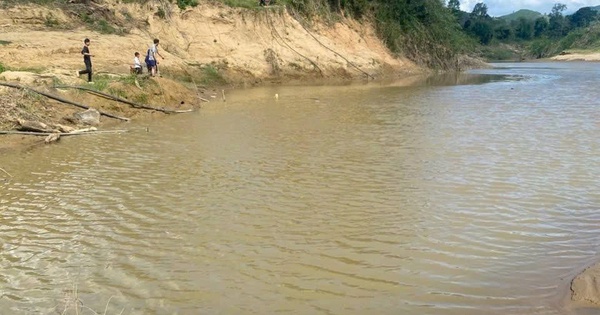 Không cứu được bạn đuối nước, nhóm học sinh quay về báo với thầy cô