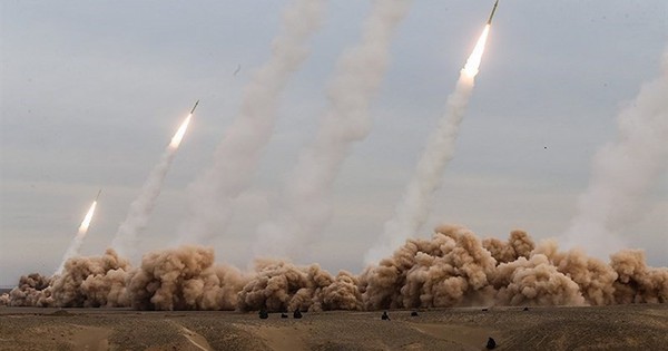 Iran "cho nổ kho đạn Mỹ" ở UAE, Israel tấn công Tehran
