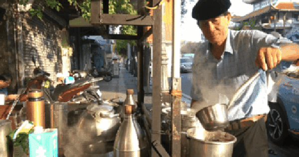 VIDEO: Nghe chuyện về những chiếc xe đẩy bán cà phê ở TPHCM