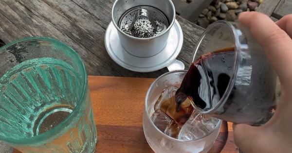 Khi chiếc phin bắt đầu nhỏ giọt