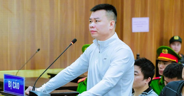 Thu "vệ sĩ" mặc áo thun trắng đến tòa trong vụ án sản xuất, buôn bán khí cười N2O