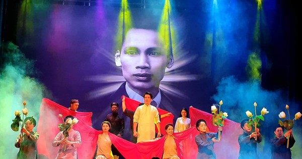 Nghệ sĩ Minh Hải, háo hức tái diễn vở "Nợ nước non", hóa thân nhân vật Bác Hồ trên sân khấu