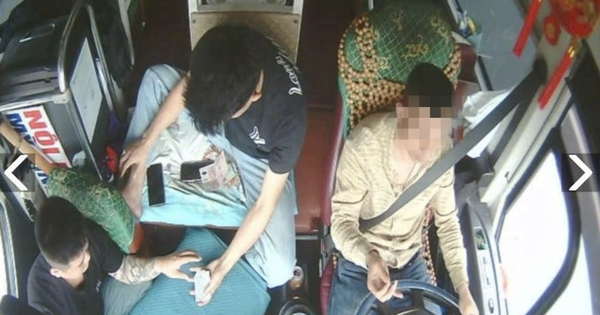 Tài xế cùng 2 phụ xe đánh bạc khi điều khiển xe khách phóng vun vút trên cao tốc