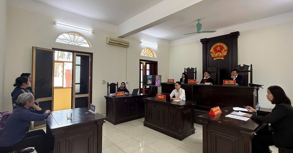 Đập phá bức tường của hàng xóm, cả gia đình lĩnh án