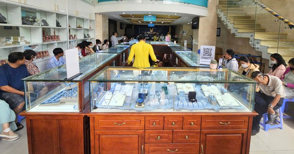 Sau cú rơi 8 triệu đồng/lượng, tiệm vàng xuất hiện cảnh hiếm gặp