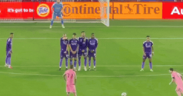 Messi ghi siêu phẩm từ gần 30 m, lập cột mốc 22 năm không tưởng