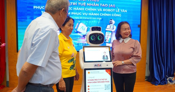 Phường Vũng Tàu đưa robot lễ tân vào phục vụ người dân