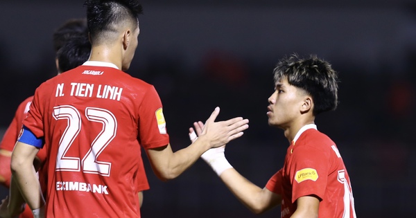 Khoa Ngô lại ghi bàn, Tiến Linh có hành động "đáp trả" NHM