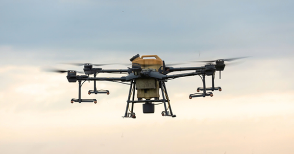 Drone bay lạc: Nguy cơ treo trên đầu máy bay