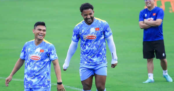 Nguyễn Xuân Son khiến HLV Kim Sang-sik "hú vía"