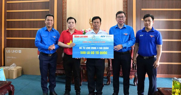 Báo Người Lao Động và ACV trao nhiều phần quà ý nghĩa đến Vùng 4 Hải Quân